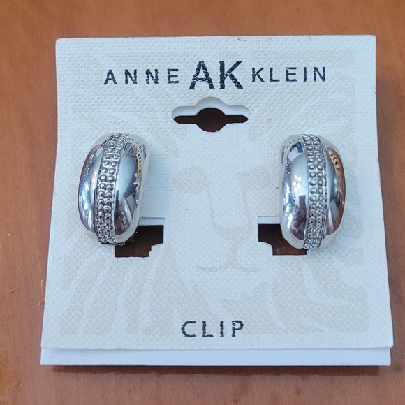 Vintage Ann Klein Silver Hugger‎ Clip On Earrings - Picture 1 of 2